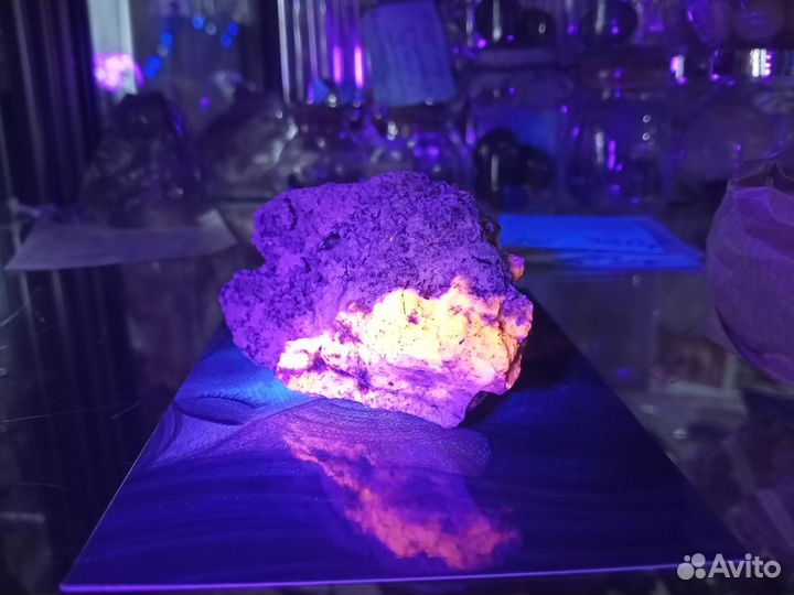 Гакманит в полевом шпате