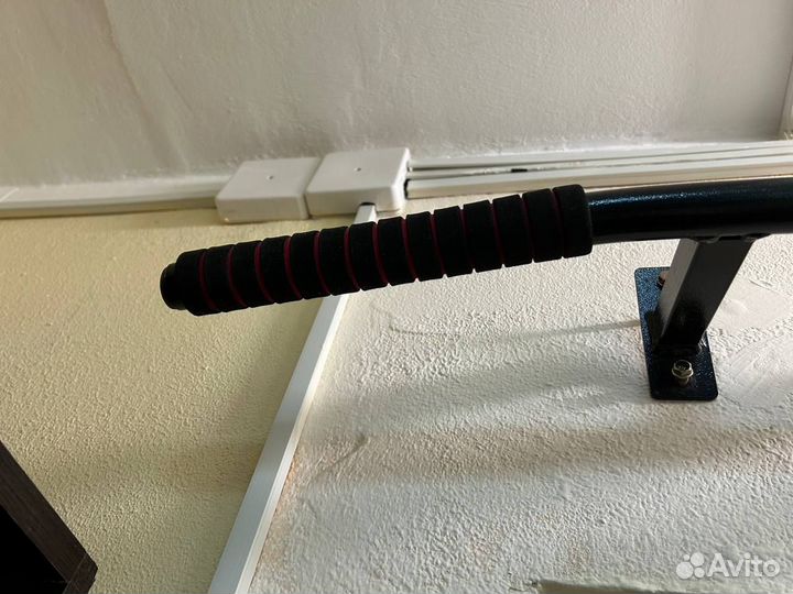 Турник настенный