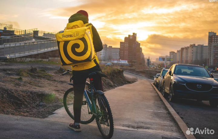 Курьер яндекс Еда