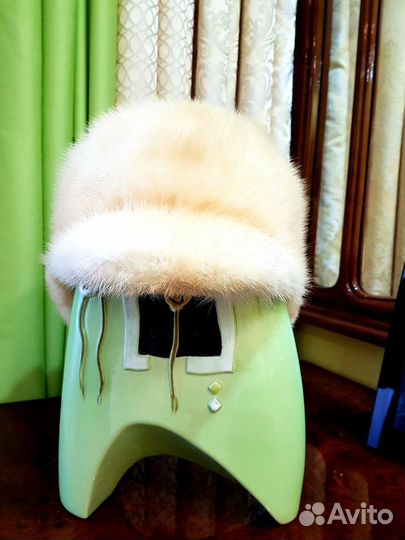 Норковая шапка с козырьком в идеальном состоянии