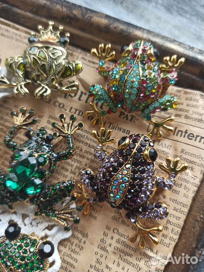 Милые брошки лягушки и муха в винтажном стиле