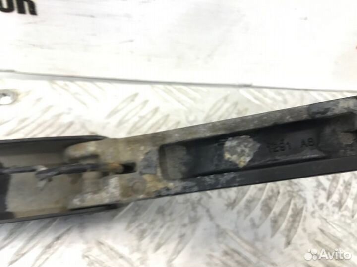 Поводок дворника левый Mitsubishi Space Wagon