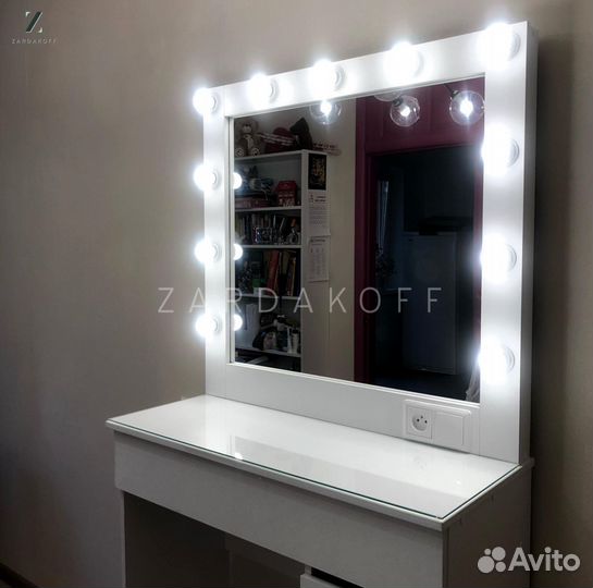 Туалетный столик и гримерное зеркало с подсветкой