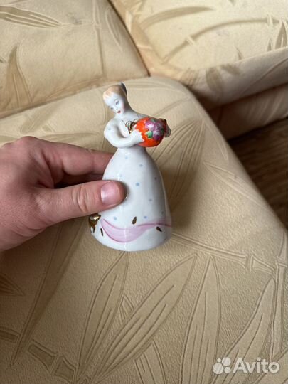 Статуэтка фарфоровая девушка с чайником и кошкой