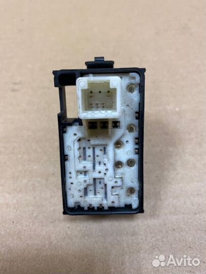 Кнопка стеклоподъемника задняя левая Toyota Camry