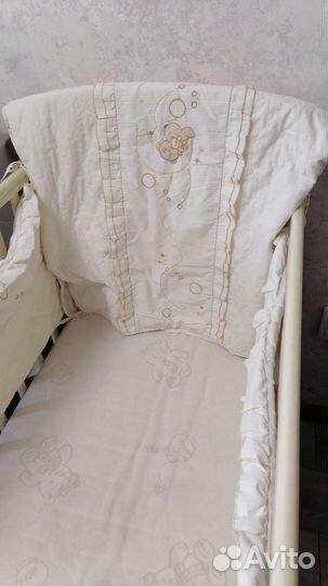 Детская кроватка с маятником и комодом