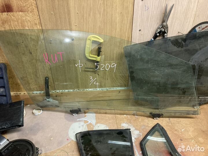 Стекло переднее правое