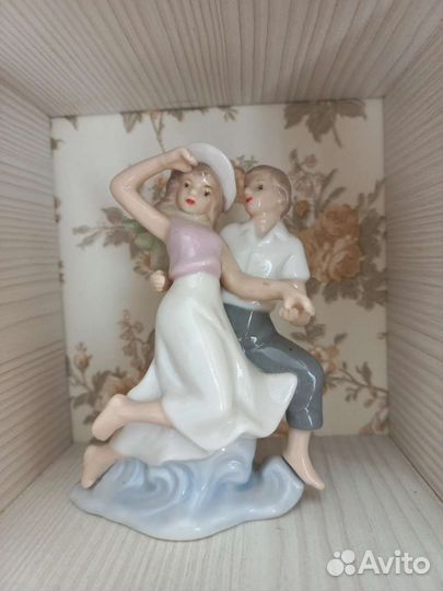 Статуэтка фарфоровая