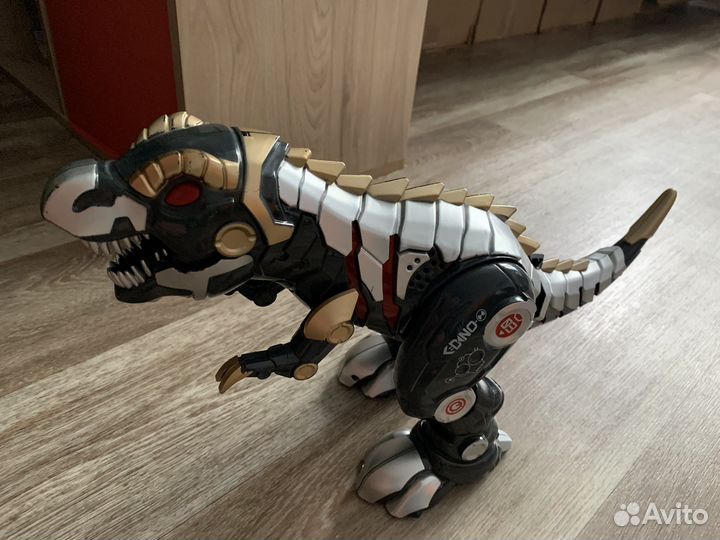 Динозавр робот на пульте