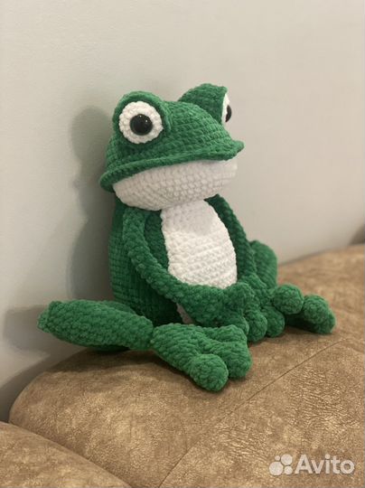 Вязаная игрушка лягушка