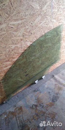 Стекло двери правой передней Nissan Tiida C 11