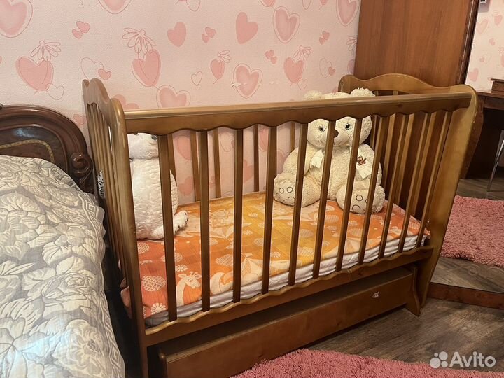 Детская кроватка с маятником