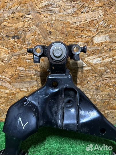 Рычаг нижний передний левый Toyota Hilux 8 8 2.8