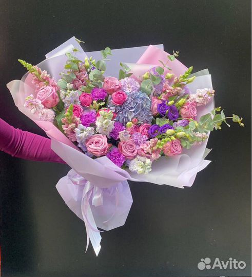 Яркие букеты из цветов и зелени. Доставка