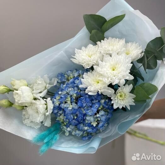 Букет с голубой гортензией, эустомой и хризантемой