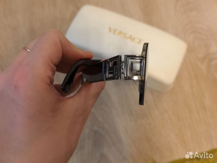 Солнцезащитные очки versace