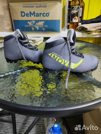 Лыжные ботинки и лыжи