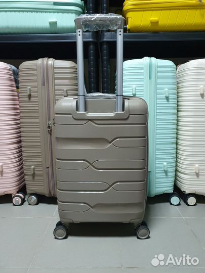 Чемодан на колёсах из полипропилена s