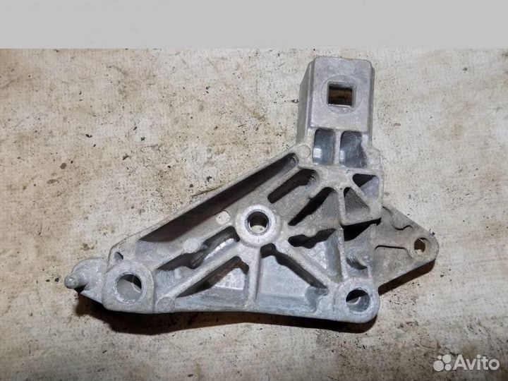 Кронштейн двигателя правый Clio/Symbol 1998-2008