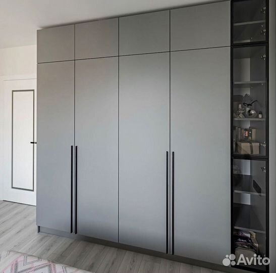 Встроенный распашной шкаф