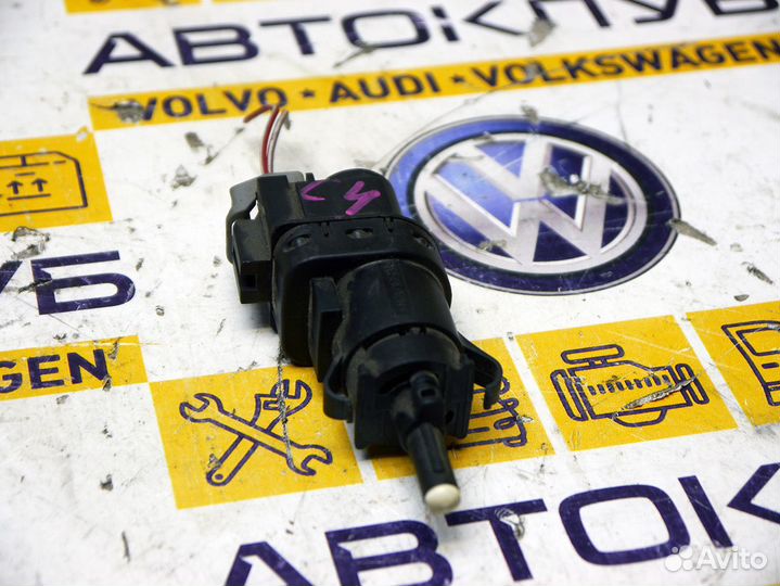 Датчик включения стоп-сигнал Вольво XC70-2 2008