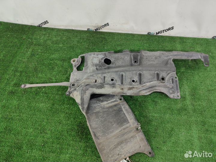 Защита двигателя передняя правая Toyota Noah AZR65