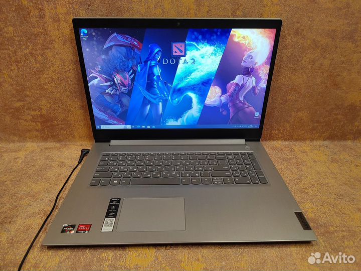 Ноутбук Lenovo Ryzen 3 / 4GB DDR4 / Vega 3 / SSD