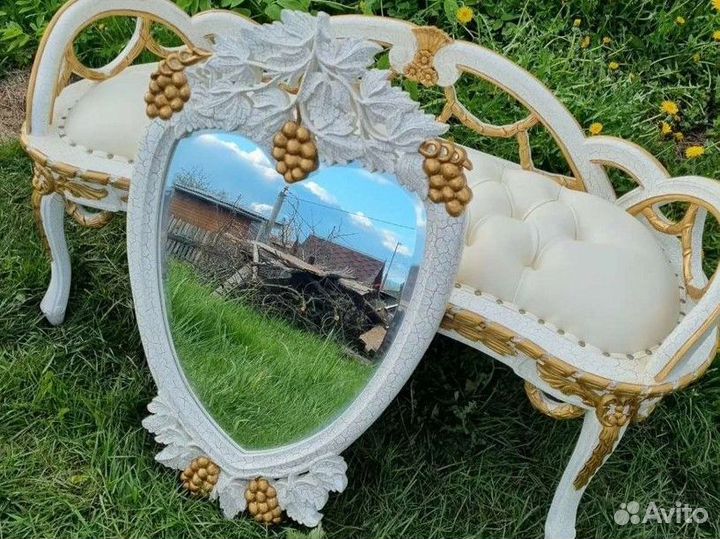 Зеркало в деревянной раме