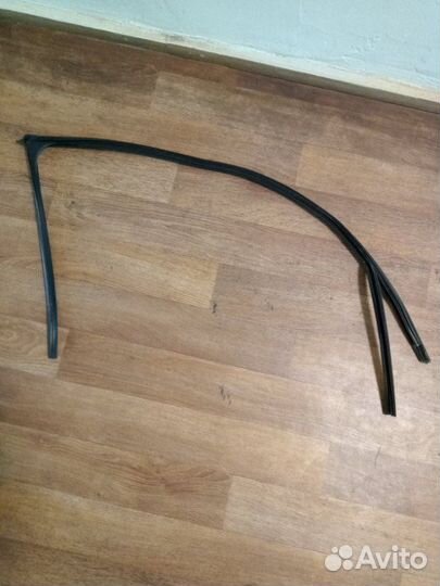 Уплотнитель стекла двери передний левый Volkswagen