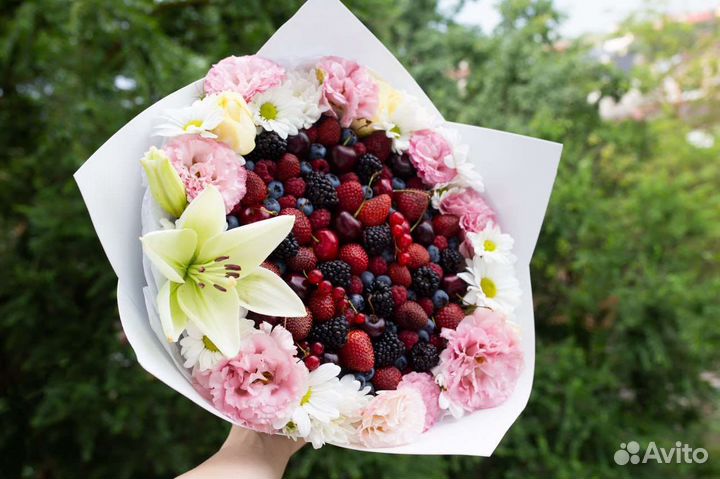 Ягодные букеты с цветами от 1 часа срок заказа