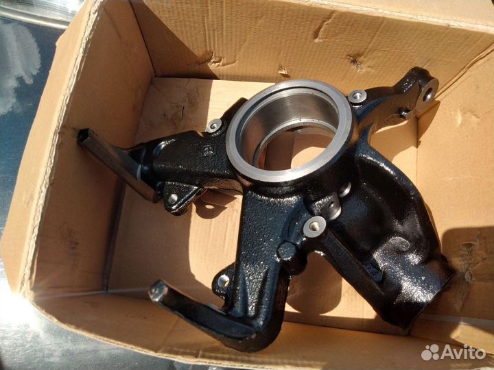 Поворотный кулак передний правый поло седан