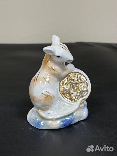 Статуэтка Крыса с монетой