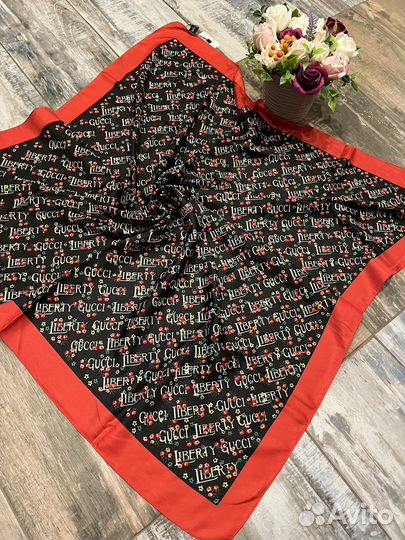 Шелковый платок Gucci Liberty черный с красным