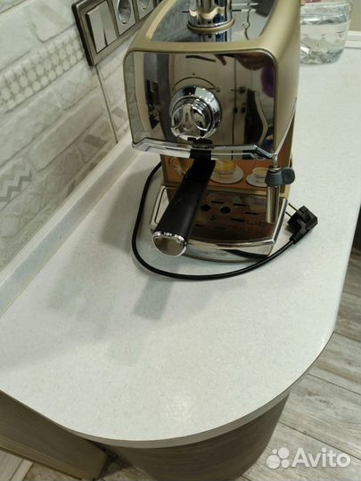 Рожковая кофеварка polaris в отличном состоянии