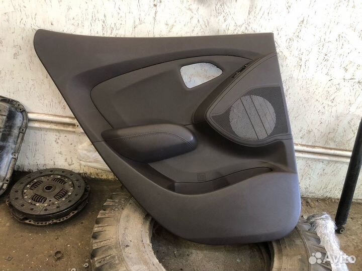 Обшивка двери задняя левая бордовая Hyundai ix 35