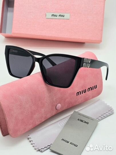 Солнцезащитные очки Miu Miu женские