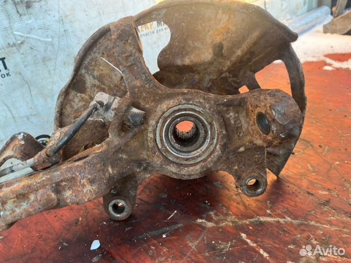 Кулак поворотный левый Mazda Bongo Friendee 1999