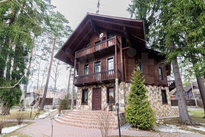 Дом 490 м² на участке 17 сот.