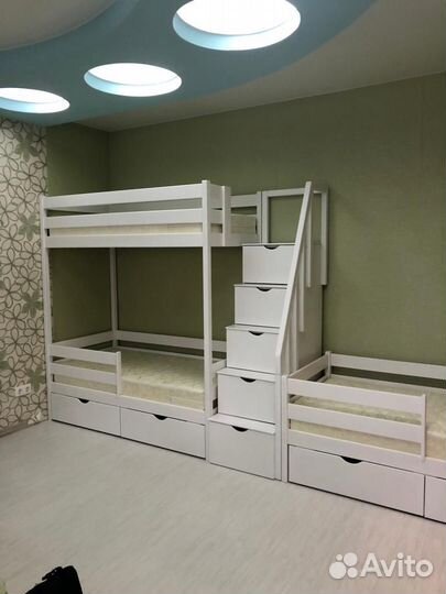 Кровать двухъярусная с лесенкой комодом из дерева
