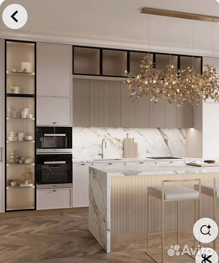 Кухня встроенная светлая