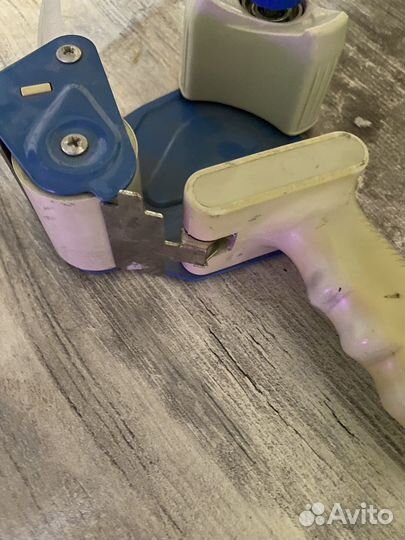 Диспенсер для скотча