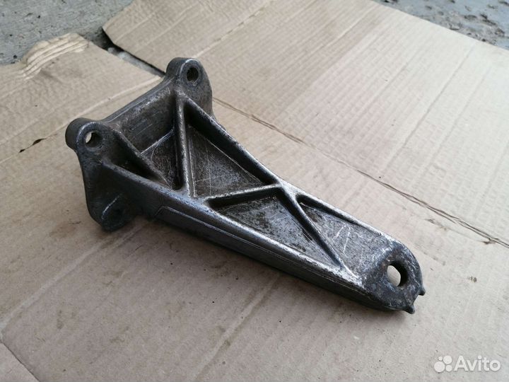 Крепление R двигателя м10 BMW e30