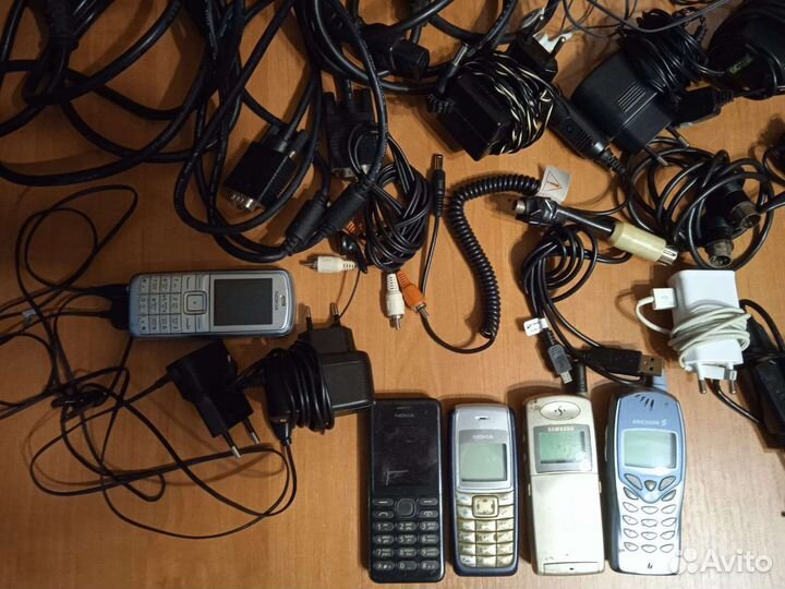 Провода, кнопочные телефоны, зарядки