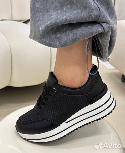 Кроссовки женские