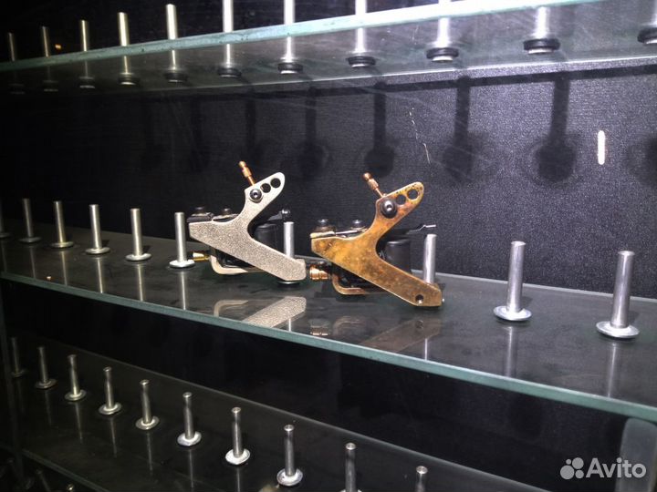 Витрина для тату-машинок