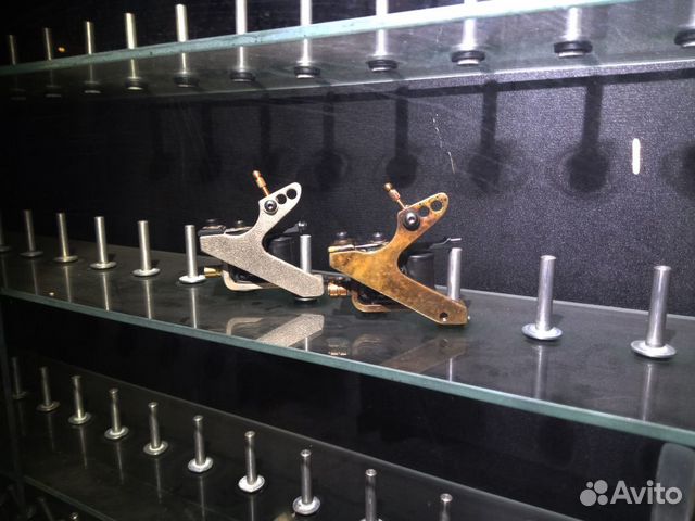 Витрина для тату-машинок