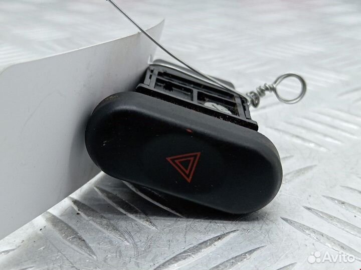 Кнопка аварийной сигнализации Mitsubishi L200 3