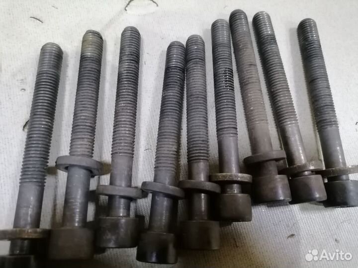 Комплект болтов головки блока.1.8 SF VW Golf II