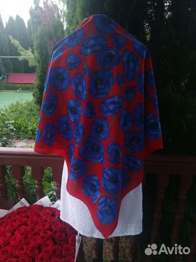 Синии маки на красном фоне платок