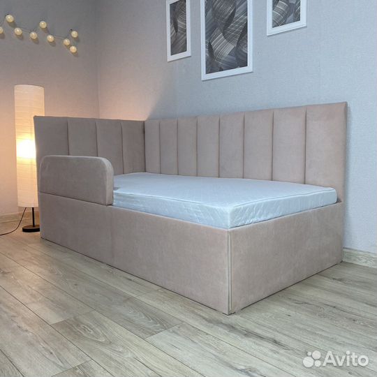 Угловая мягкая кровать детская / подростковая